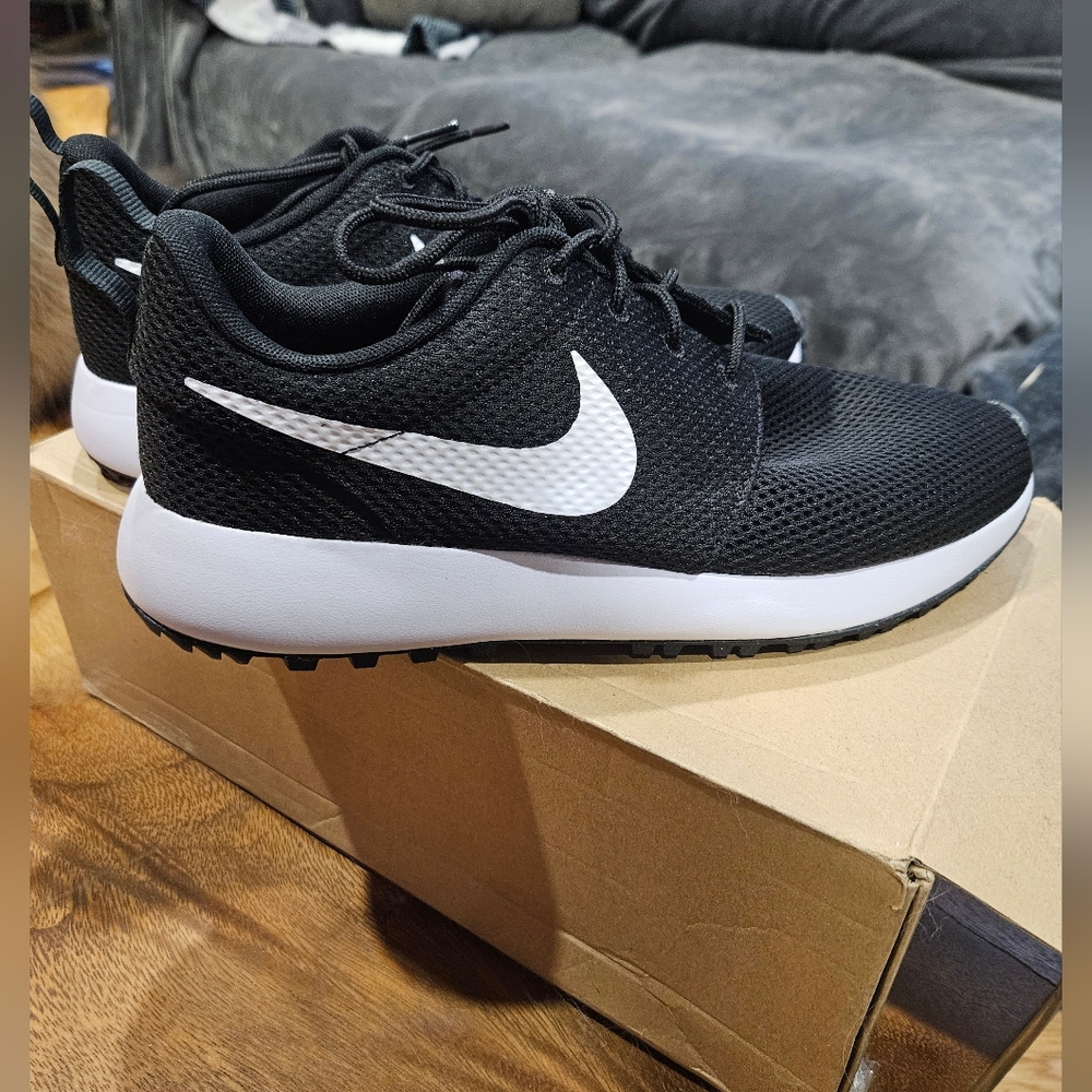 bnib Nike Men's Black and White golf shoes